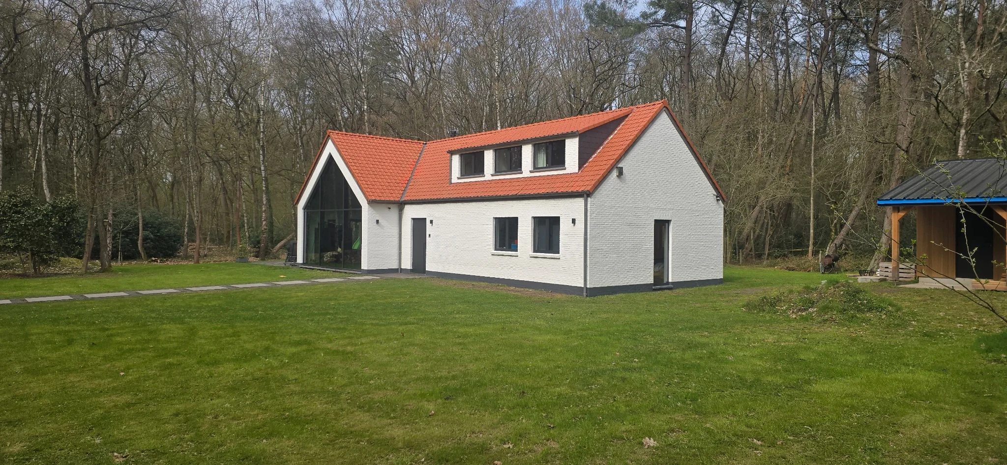 Boczna elewacja domu po malowaniu farbą silikonową