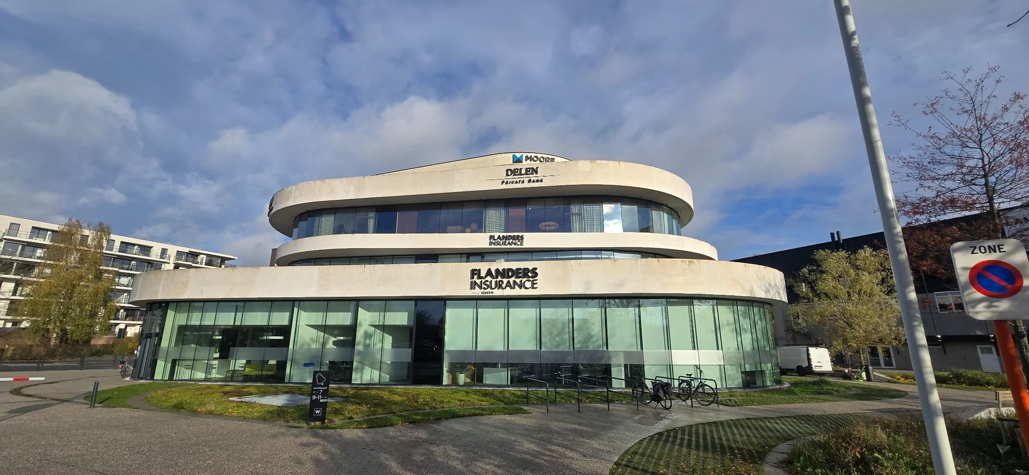 Elewacja biurowca po myciu chemicznym – widok frontowy