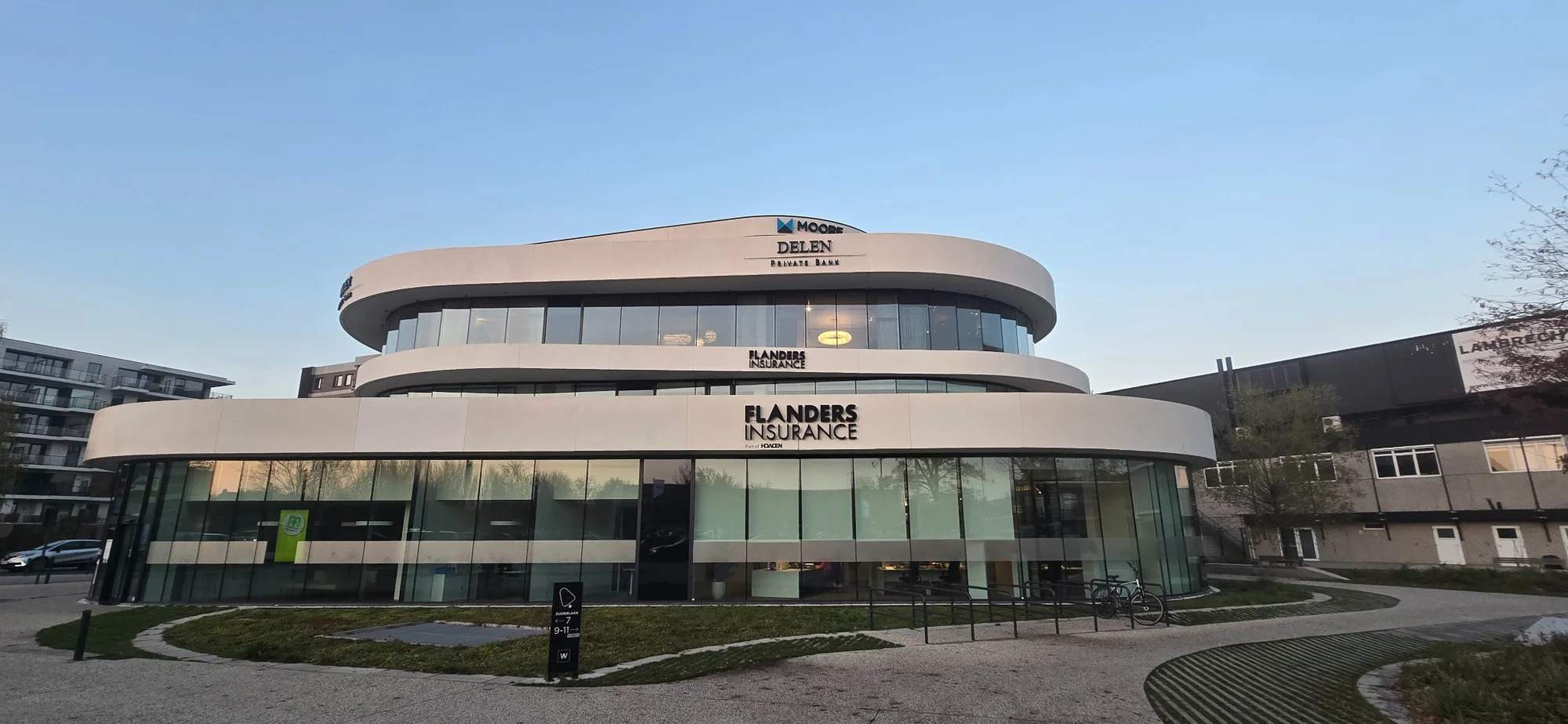 Odświeżona elewacja budynku firmowego po czyszczeniu chemicznym